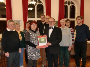 Der Einwohnerantrag „Für einen Bestattungswald im Stadtwald Kamenz“ wurde am 13. Januar 2015 von der Bürgerinitiative an den Oberbürgermeister Roland Dantz (Bildmitte) übergeben. 