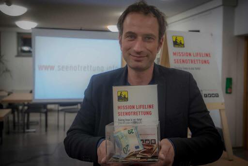 In den Vereinsräumen im Kamenzer Stadttheater stellte jetzt der Verein Mission Lifeline sein Konzept der Seenotrettung im Mittelmeer vor. Initiator Axel Steier (42) freute sich über eine Spontanspende von fast 250 Euro. Foto: R.Plaul